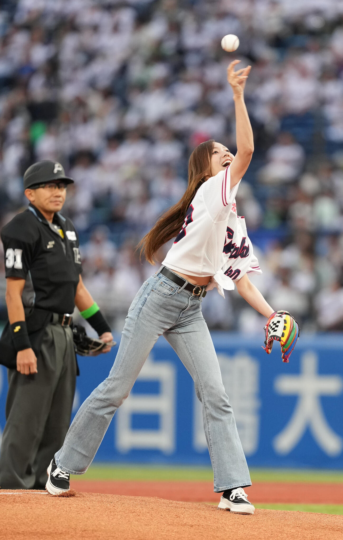 ヤクルト対日本ハム　始球式に臨む梅澤美波（撮影・小沢裕）