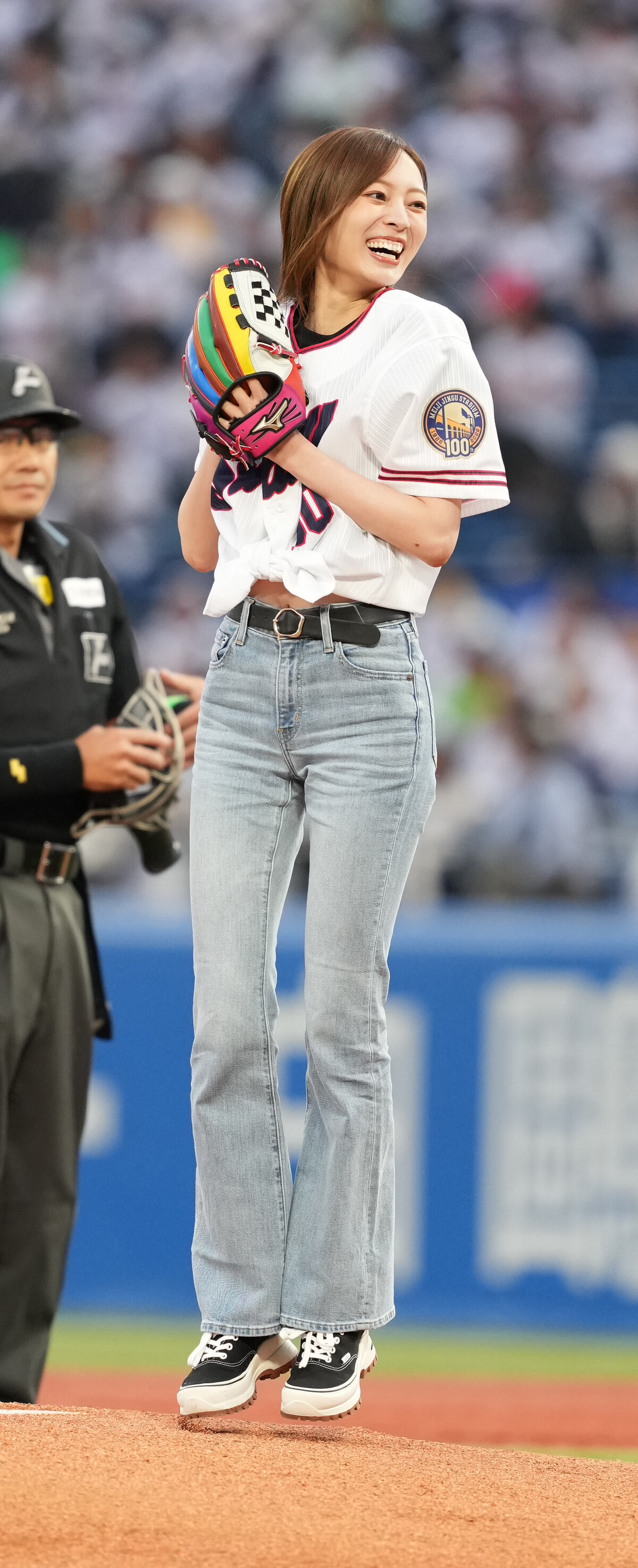 ヤクルト対日本ハム　始球式に臨む梅澤美波（撮影・小沢裕）