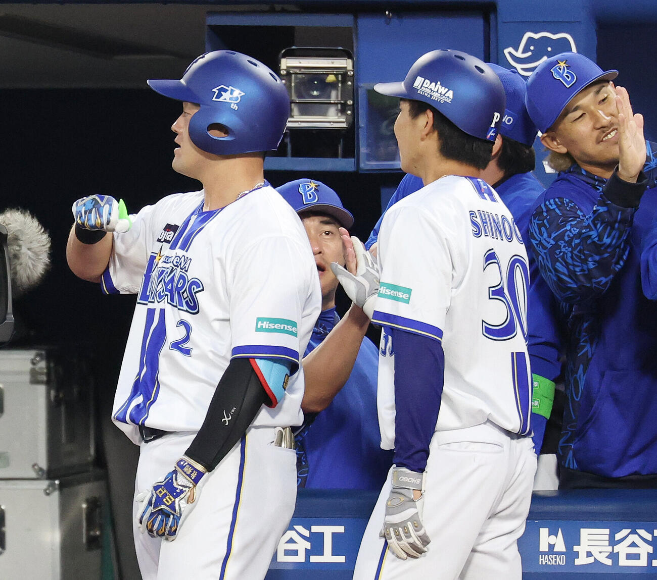 DeNA対ソフトバンク　3回裏DeNA無死一、二塁、3点本塁打を放ちデスターシャする牧秀悟（左）（撮影・宮地輝）