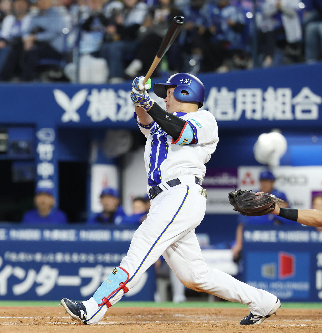 DeNA対ソフトバンク　3回裏DeNA無死一、二塁、3点本塁打を放つ牧秀悟（撮影・宮地輝）