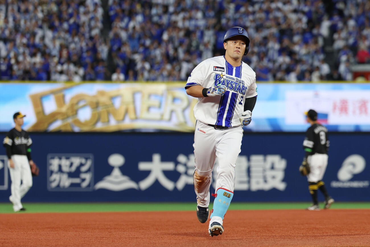 DeNA対ソフトバンク　3回裏DeNA無死一、二塁、3点本塁打を放ちダイヤモンドを回る牧秀悟（撮影・宮地輝）