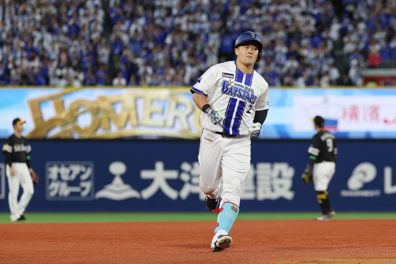 DeNA対ソフトバンク　3回裏DeNA無死一、二塁、3点本塁打を放ちダイヤモンドを回る牧秀悟（撮影・宮地輝）