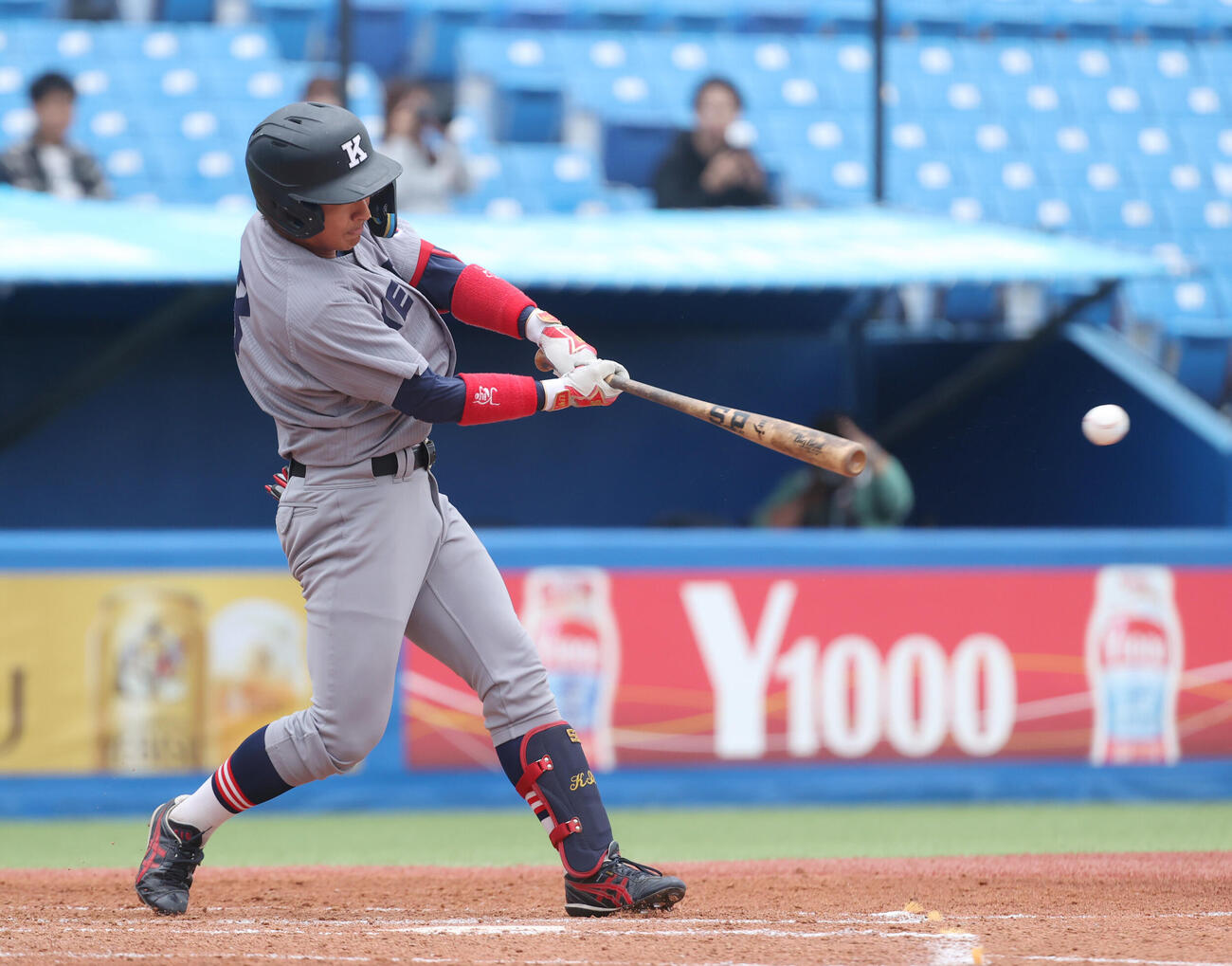 法大対慶大　2回裏慶大2死三塁、清原勝児は内野ゴロに倒れる（撮影・柴田隆二）