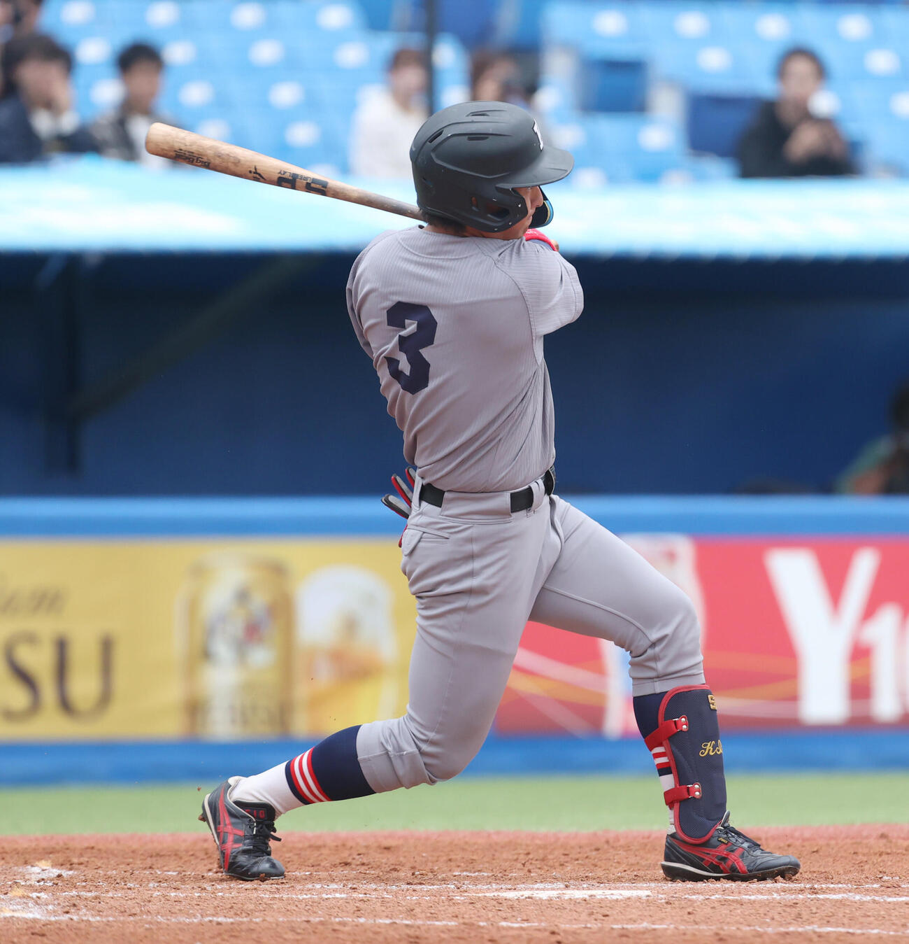 法大対慶大　2回裏慶大2死三塁、清原勝児は内野ゴロに倒れる（撮影・柴田隆二）