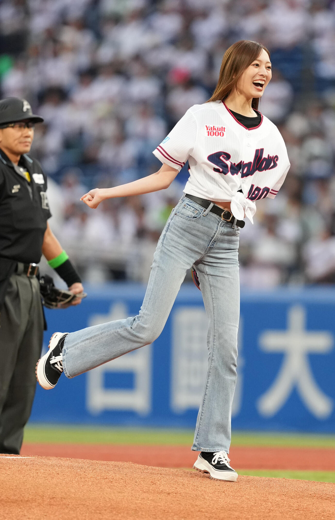 ヤクルト対日本ハム　始球式に臨む梅澤美波（撮影・小沢裕）