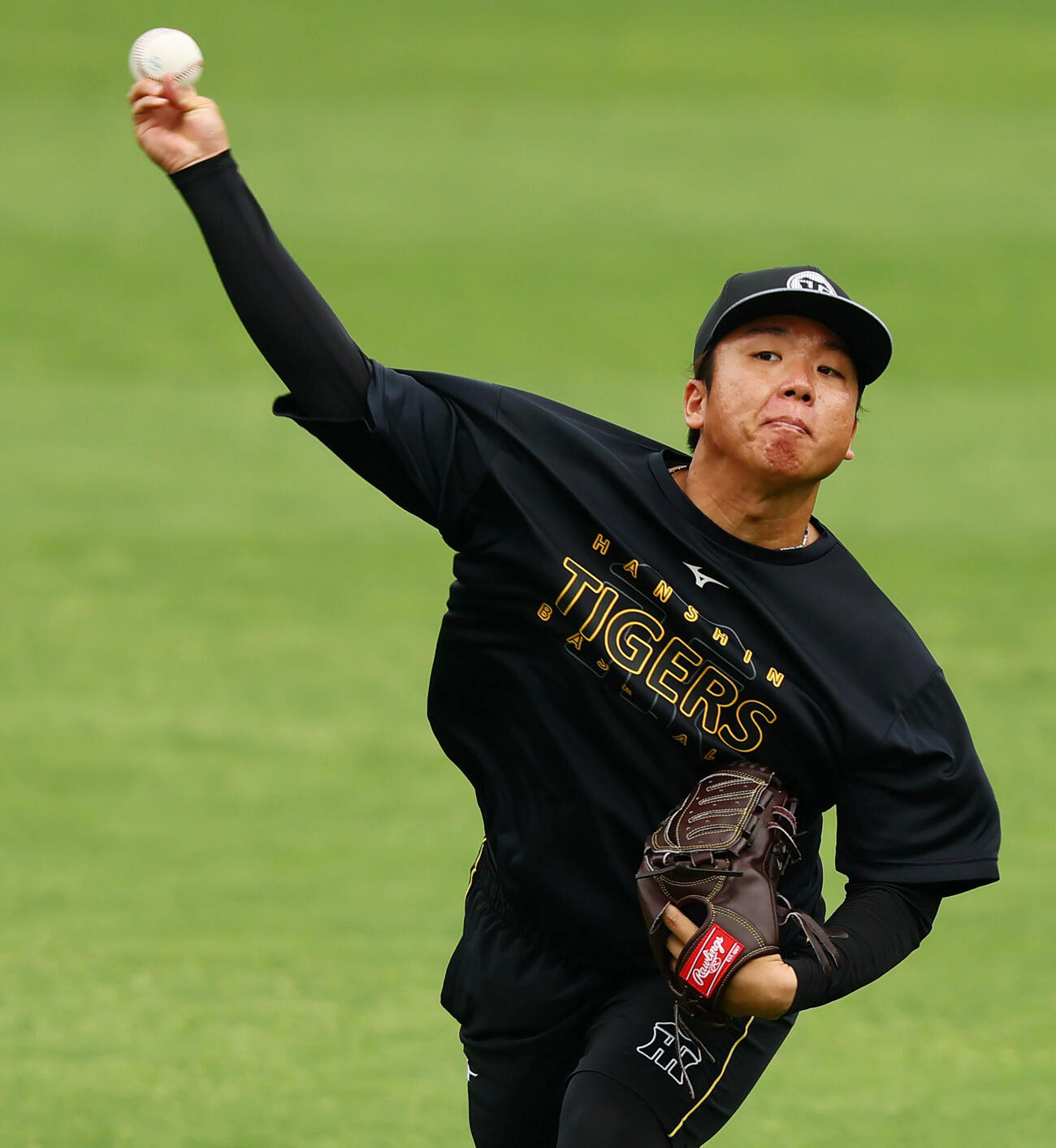 阪神対楽天　練習でキャッチボールする阪神村上頌樹（撮影・加藤哉）