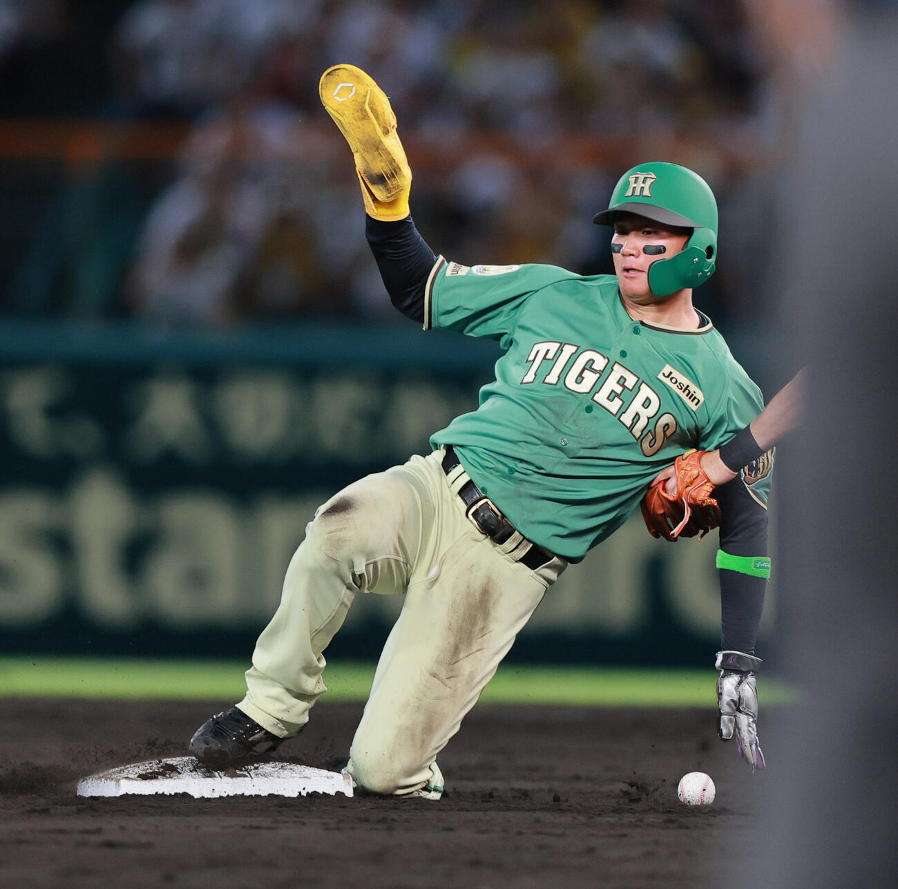 阪神対楽天　4回裏阪神2死一塁、二盗を決める森下翔太（撮影・上山淳一）