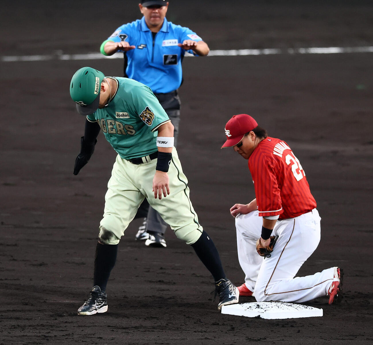 阪神対楽天　2回裏阪神無死一塁、一走佐藤輝明は打者大山悠輔のとき二塁盗塁を決める。野手黒川史陽（撮影・加藤哉）