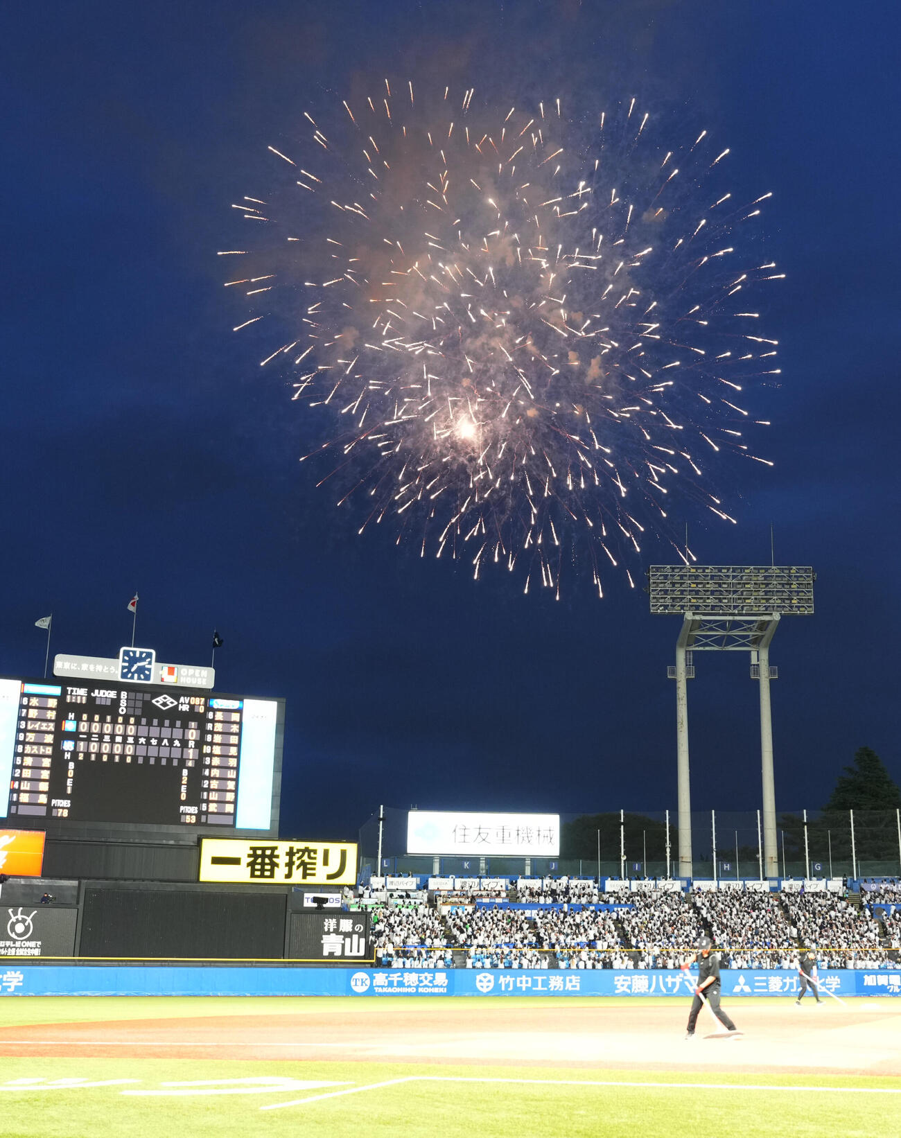 ヤクルト対日本ハム　5回終了後には花火が打ち上げられた（撮影・小沢裕）　