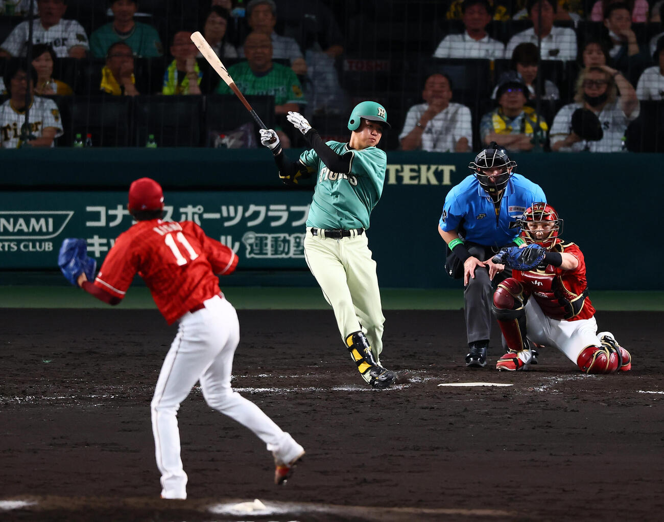 阪神対楽天　5回裏阪神無死、高橋遥人は左前打を放つ。投手岸孝之（撮影・加藤哉）
