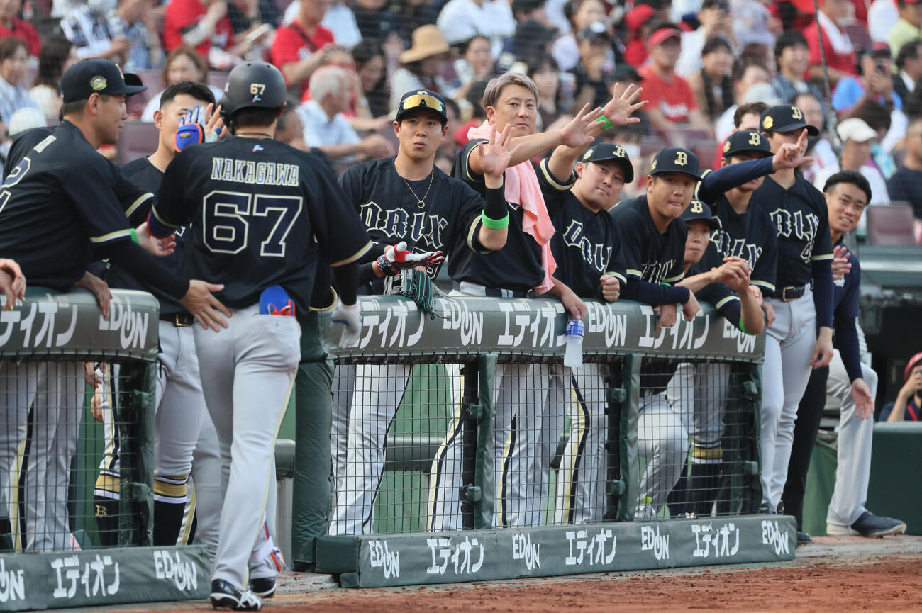 広島対オリックス　1回表オリックス無死、先制左越え本塁打を放った中川圭太を迎えるチームメート（撮影・加藤孝規）