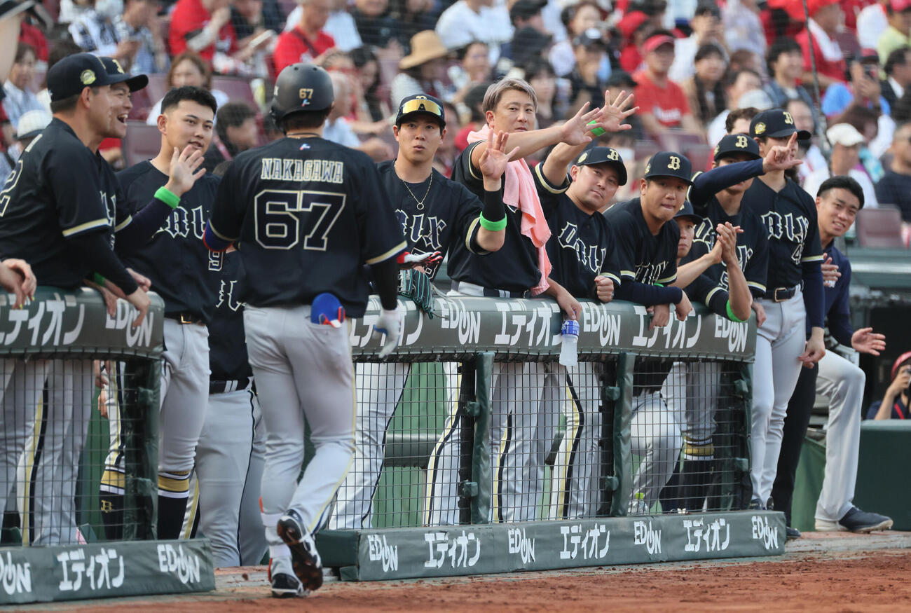 広島対オリックス　1回表オリックス無死、先制本塁打を放った中川圭太を迎えるベンチのナイン（撮影・加藤孝規）