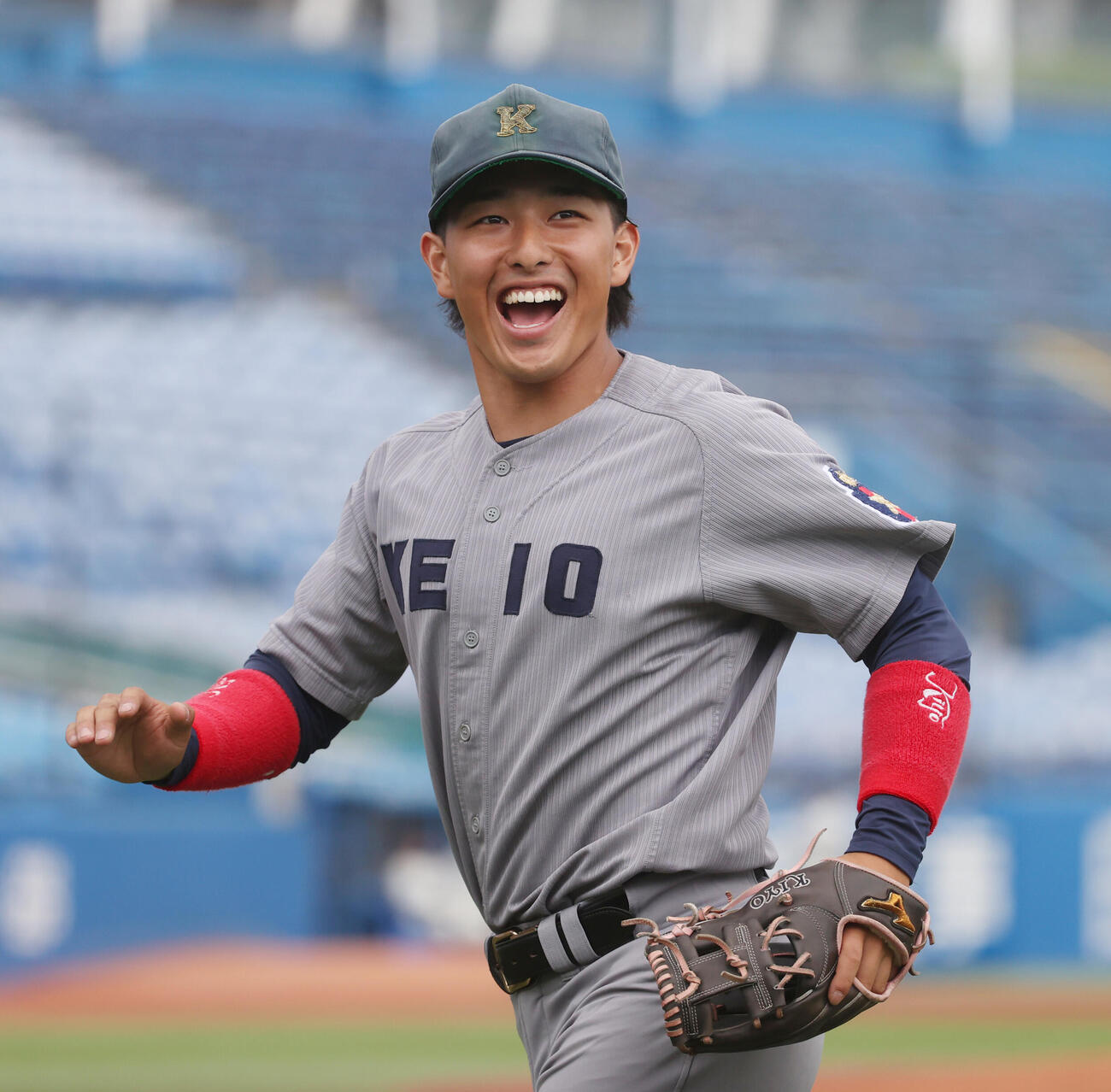 6大学野球　法大対慶大　2回を終えて笑顔でベンチに戻る慶大・清原勝児（撮影・柴田隆二）（＝2026年6月5日）　