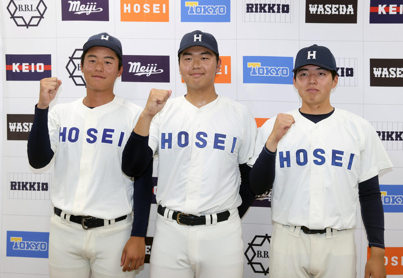 法大対慶大　慶大に勝利し笑顔を見せる法大の、左から田中信、宮本恭佑、吉田遥孔（撮影・柴田隆二）