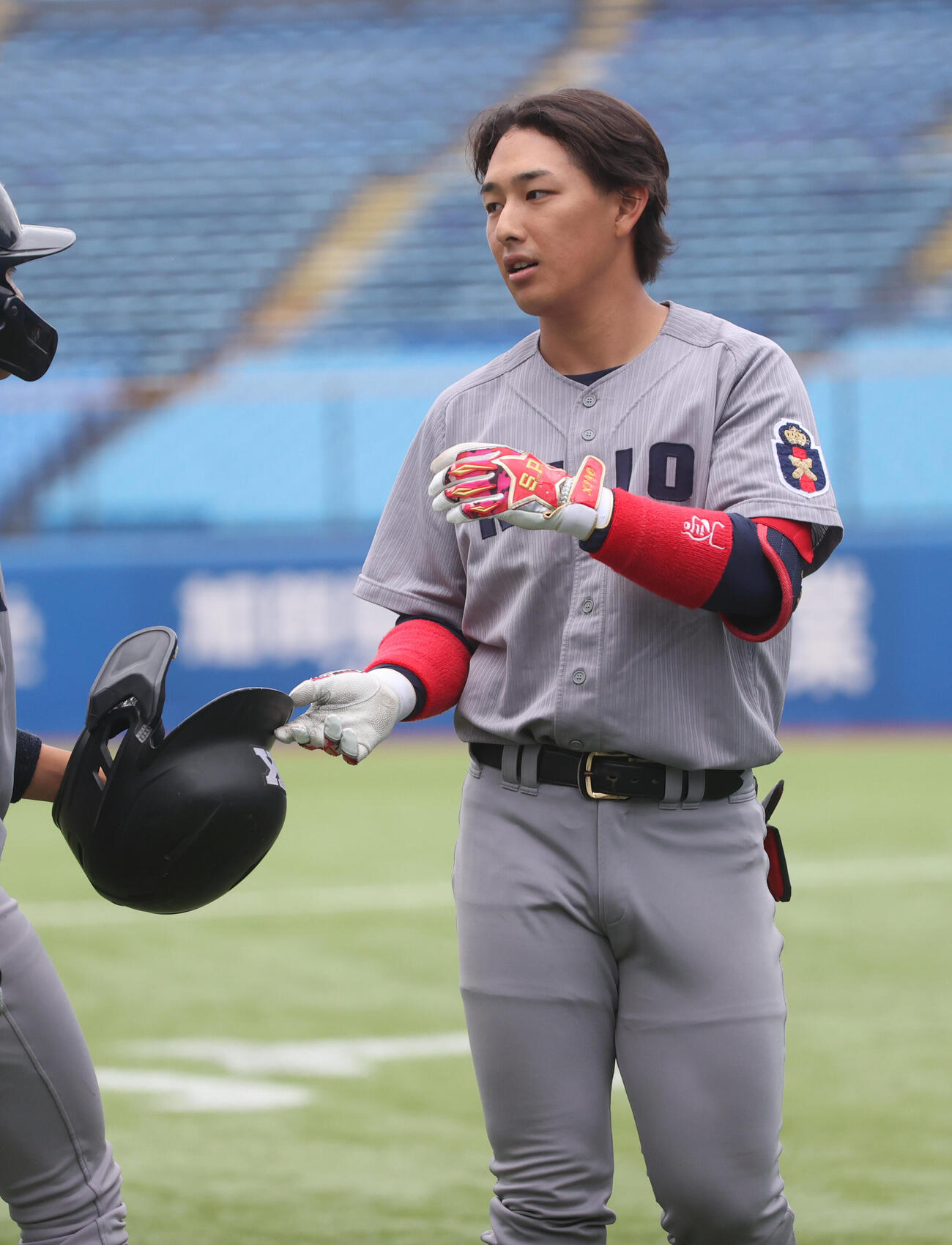 法大対慶大　2回裏慶大2死三塁、清原勝児は内野ゴロに倒れる（撮影・柴田隆二）