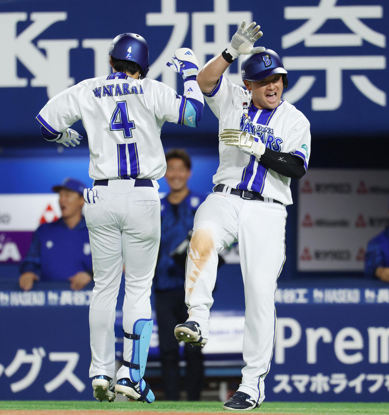 DeNA対ソフトバンク　5回裏DeNA無死二塁、2点本塁打を放った度会隆輝（左）と喜ぶ牧秀悟（撮影・宮地輝）