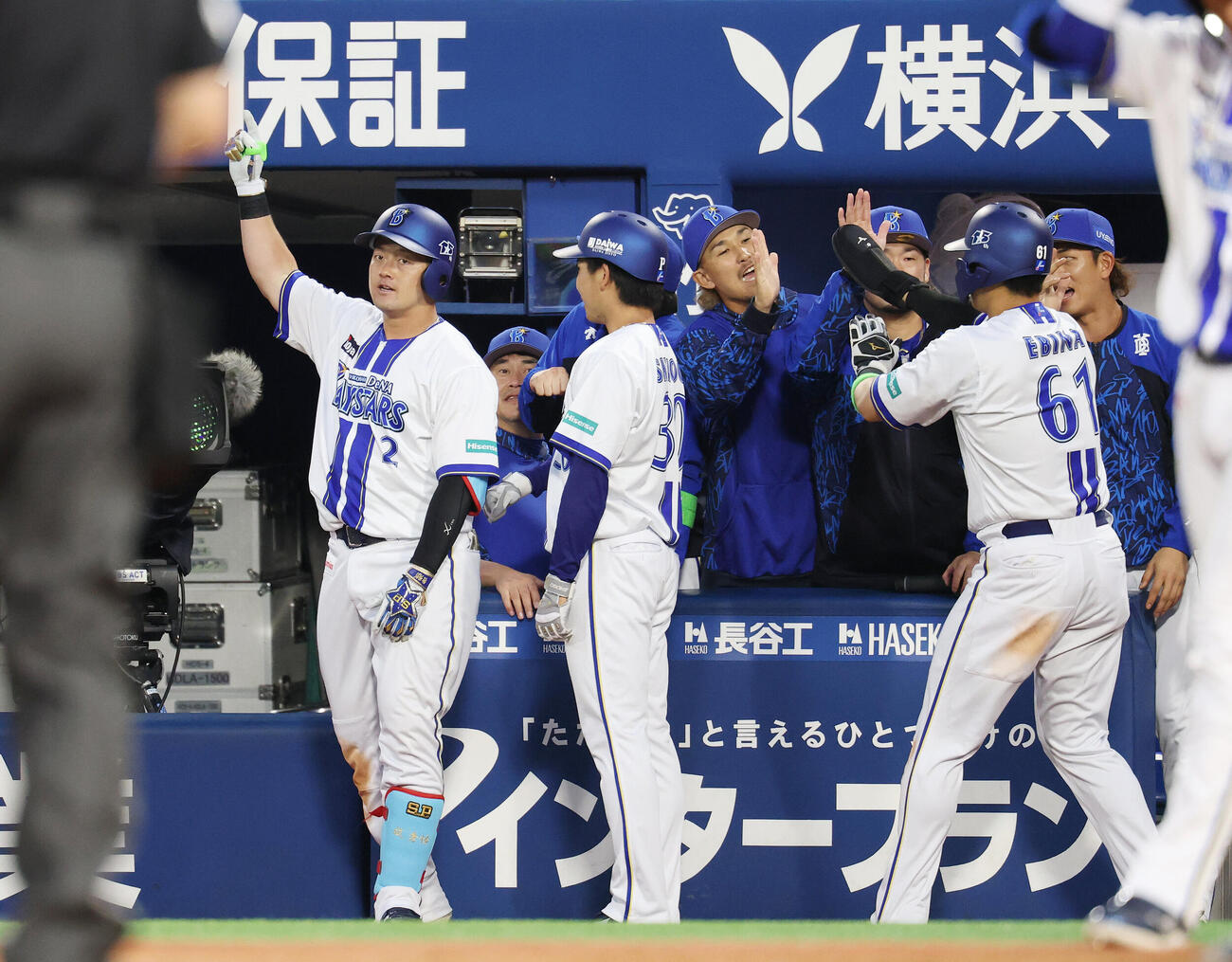 DeNA対ソフトバンク　3回裏DeNA無死一、二塁、3点本塁打を放った牧秀悟（左端）（撮影・宮地輝）