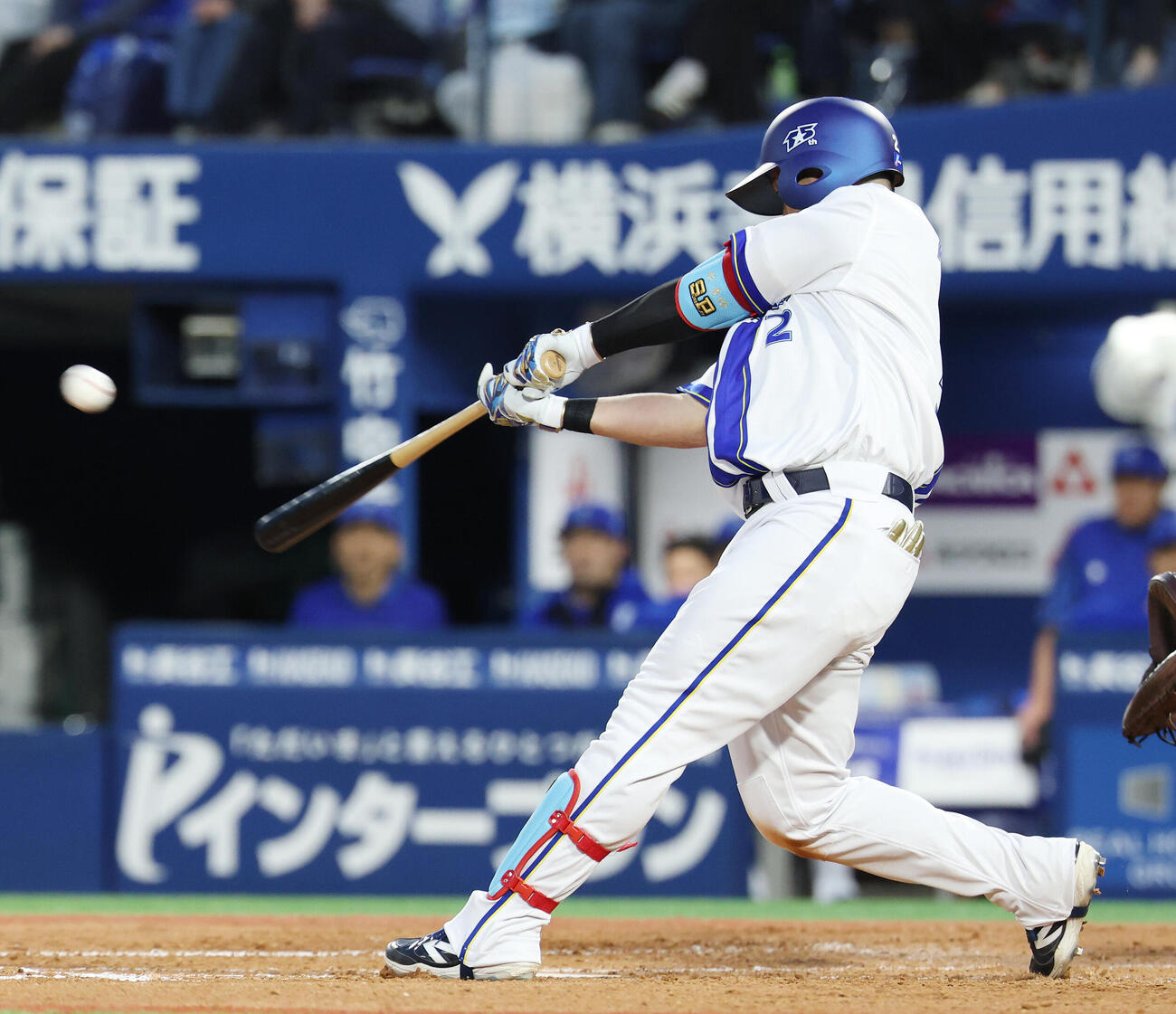 DeNA対ソフトバンク　3回裏DeNA無死一、二塁、3点本塁打を放つ牧秀悟（撮影・宮地輝）
