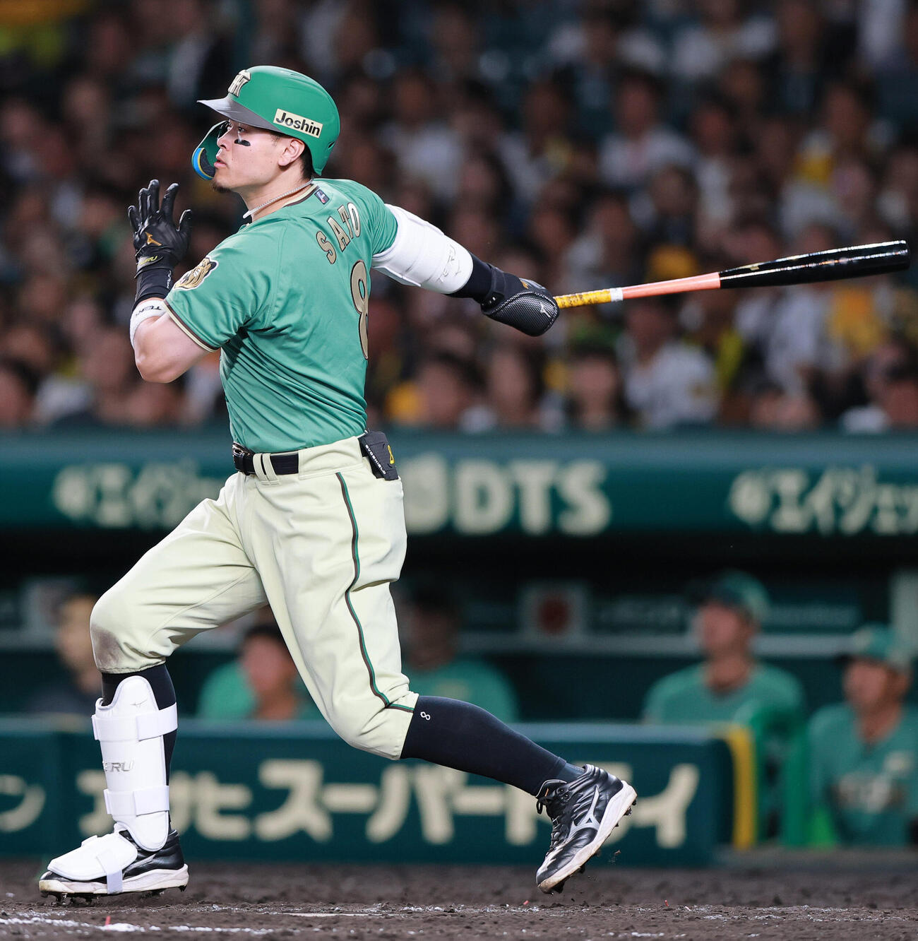 阪神対楽天　5回裏阪神2死一、二塁、佐藤輝明は2点適時二塁打を放つ（撮影・上山淳一）