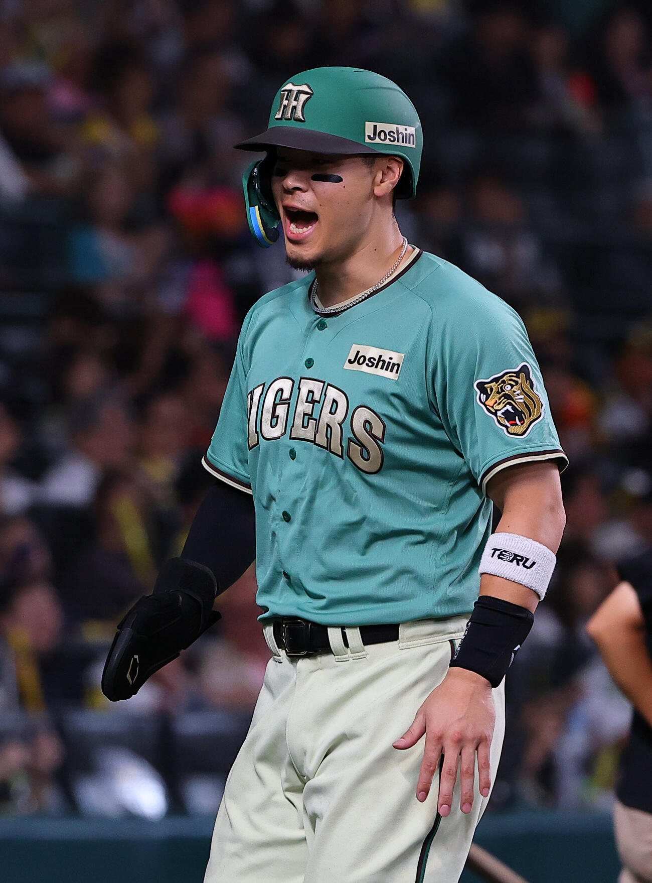 阪神対楽天　5回裏阪神2死一、二塁、佐藤輝明は2点適時二塁打を放つ（撮影・上田博志）