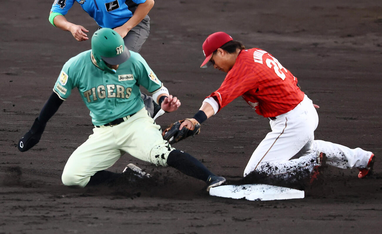 阪神対楽天　2回裏阪神無死一塁、一走佐藤輝明は打者大山悠輔のとき二塁盗塁を決める。野手黒川史陽（撮影・加藤哉）