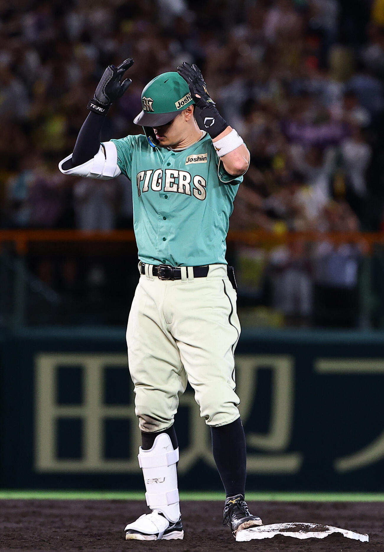 阪神対楽天　5回裏阪神2死一、二塁、佐藤輝明は2点適時二塁打を放つ（撮影・上田博志）