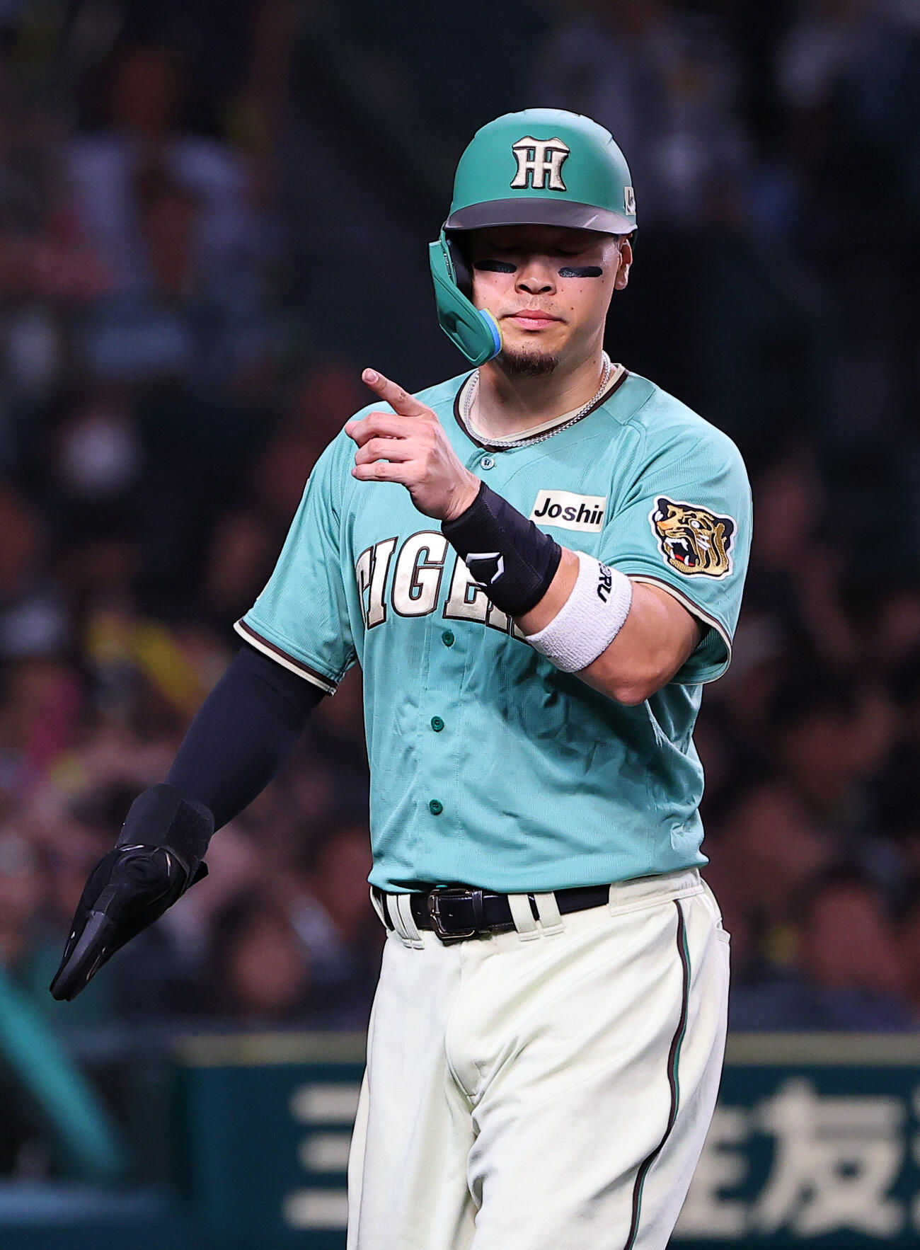 阪神対楽天　5回裏阪神2死一、二塁、佐藤輝明は2点適時二塁打を放つ（撮影・上田博志）