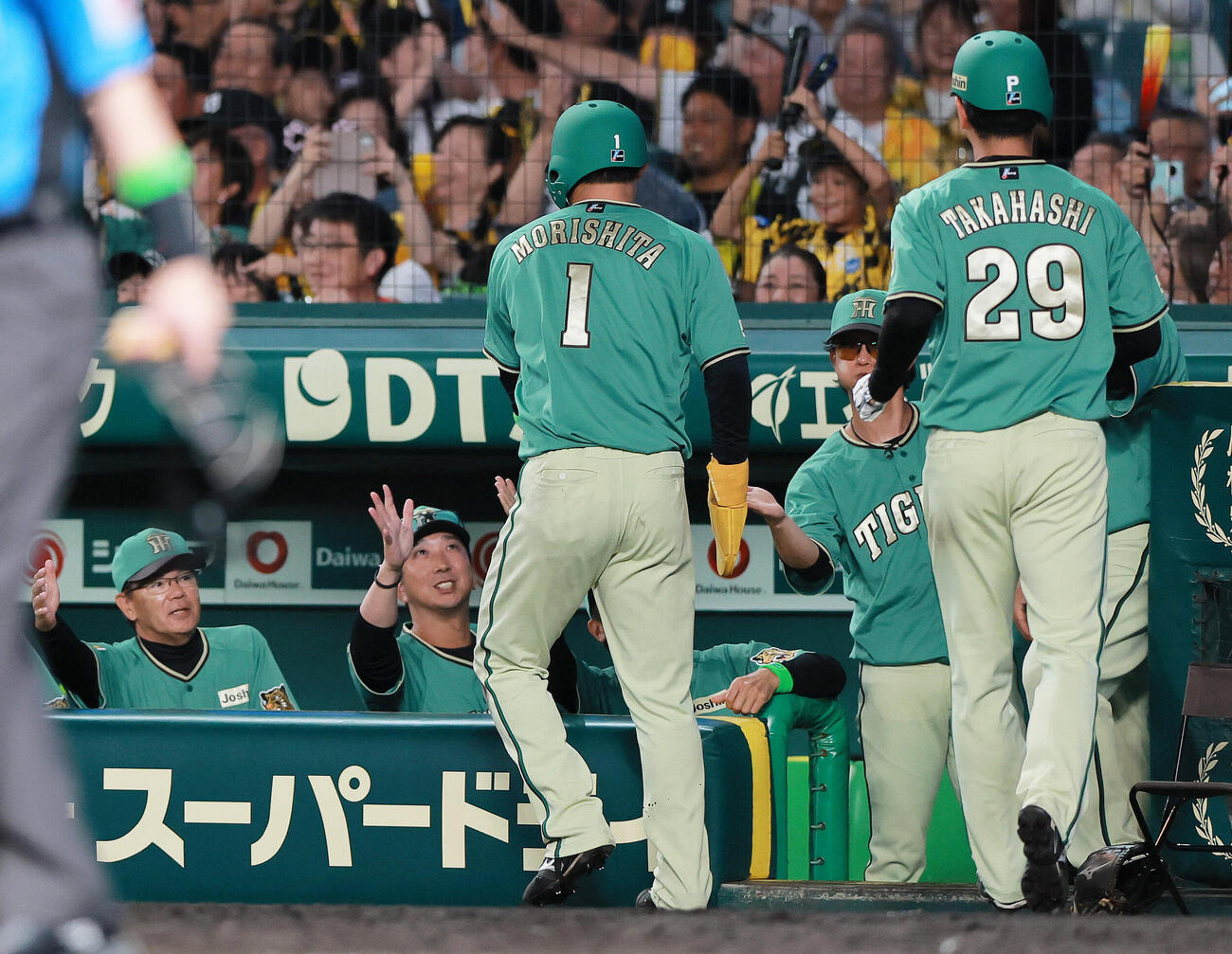 阪神対楽天　5回裏阪神2死一、二塁、藤川球児監督（左から2人目）は佐藤輝明の2点適時二塁打で生還した一走森下翔太（手前左）と二走高橋遥人（手前右）を出迎える（撮影・上山淳一）