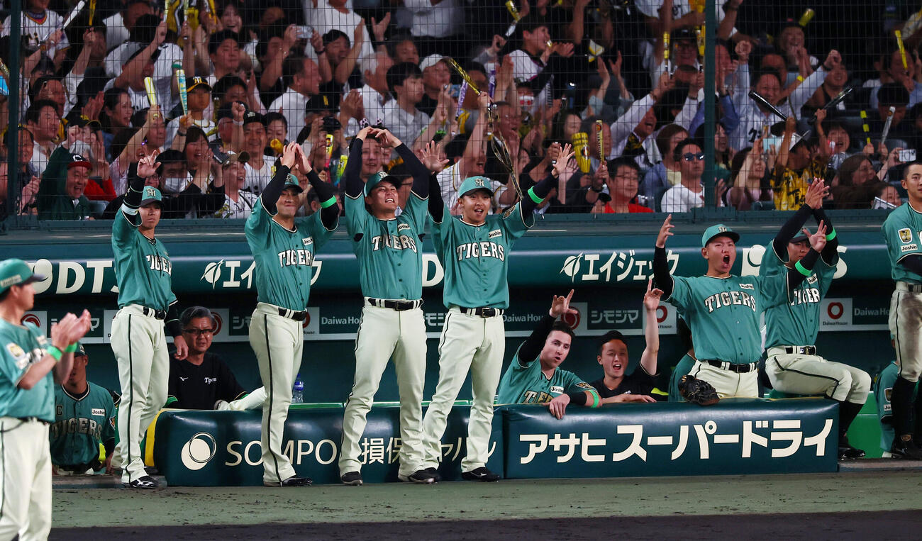 阪神対楽天　5回裏阪神2死一、二塁、佐藤輝明の右越え適時2点二塁打にベンチで喜ぶナイン（撮影・加藤哉）