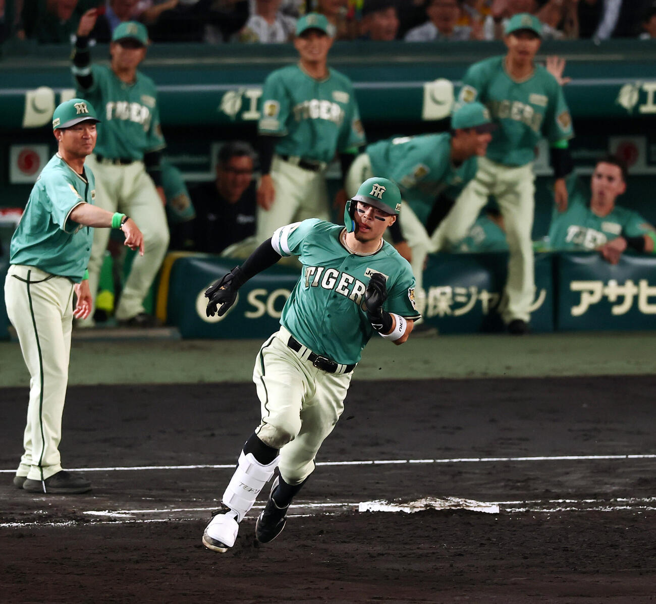 阪神対楽天　5回裏阪神2死一、二塁、佐藤輝明は適時2点適時打を放ち二塁に向かう（撮影・加藤哉）