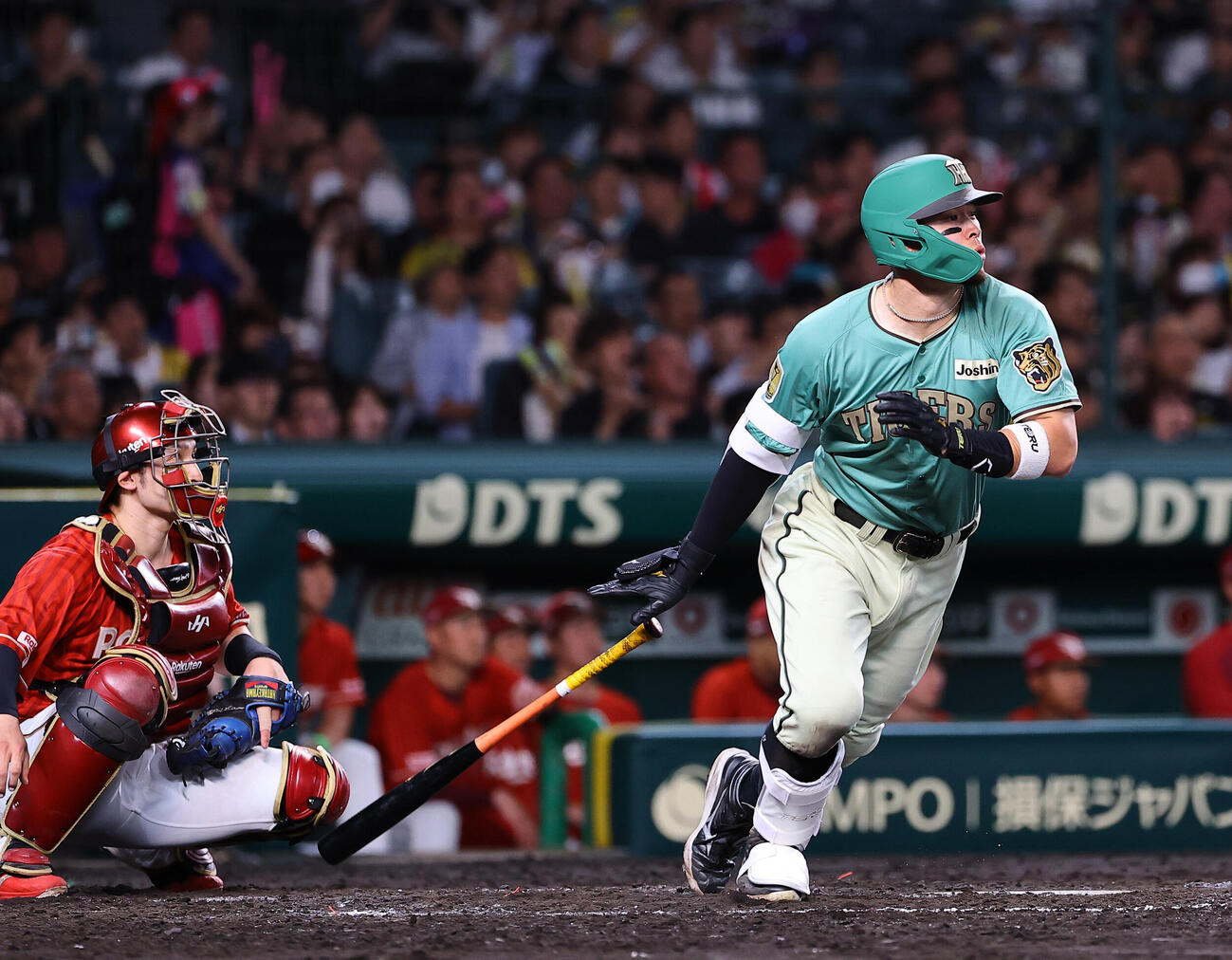 阪神対楽天　5回裏阪神2死一、二塁、佐藤輝明は2点適時二塁打を右越えに放つ（撮影・上田博志）