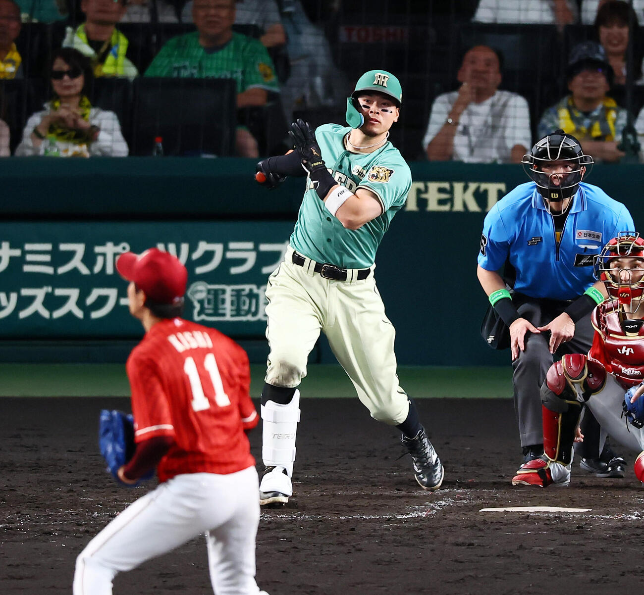 阪神対楽天　5回裏阪神2死一、二塁、佐藤輝明は右越え適時2点二塁打を放つ。投手岸孝之（撮影・加藤哉）