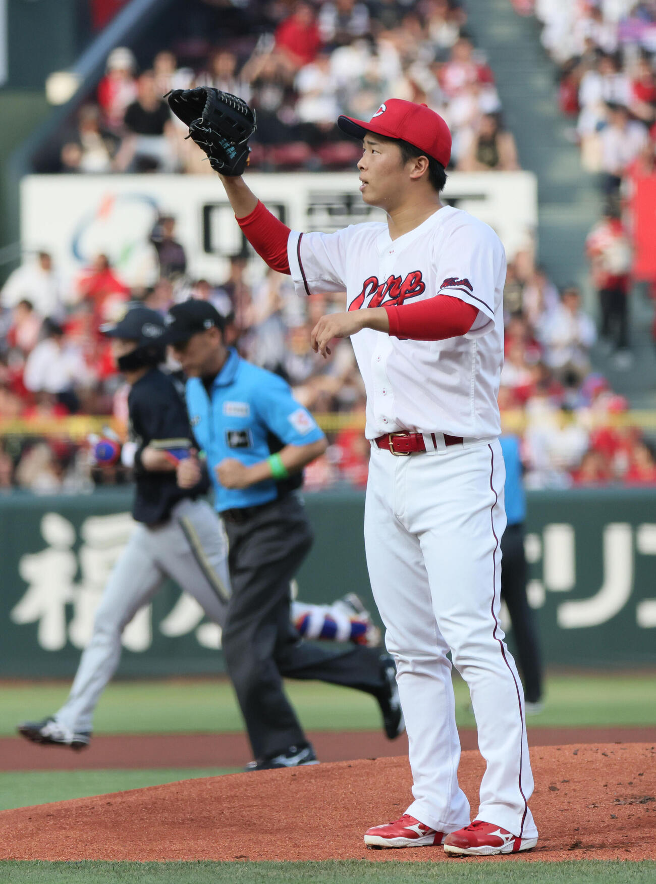 広島対オリックス　1回表オリックス無死、中川圭太に先制左越え本塁打を浴びた広島先発の玉村昇悟（撮影・加藤孝規）