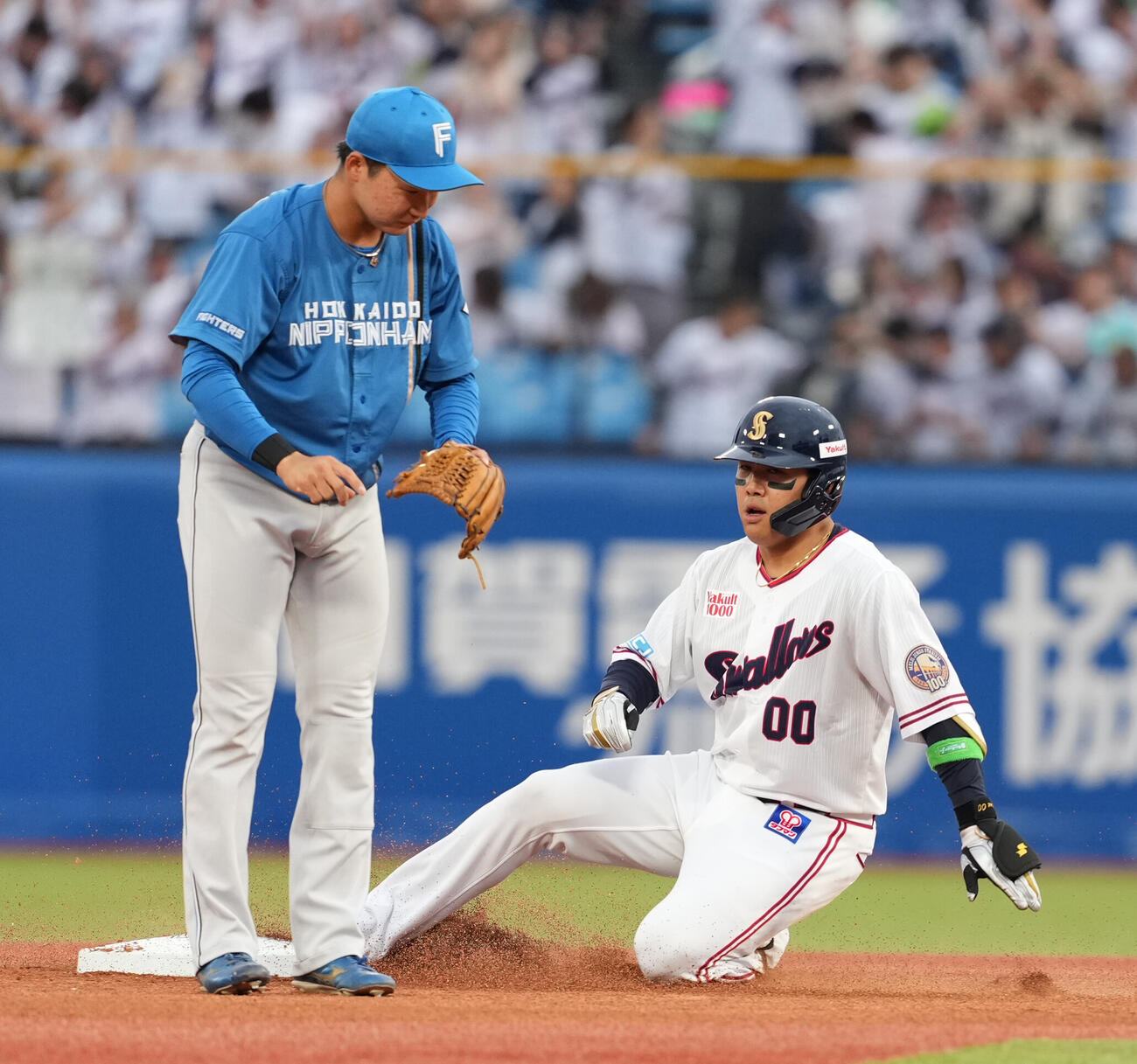 ヤクルト対日本ハム　1回裏ヤクルト2死一、二塁、赤羽由紘は先制の左適時打を放ち送球間に二塁を陥れる。左は日本ハム山県秀（撮影・小沢裕）　