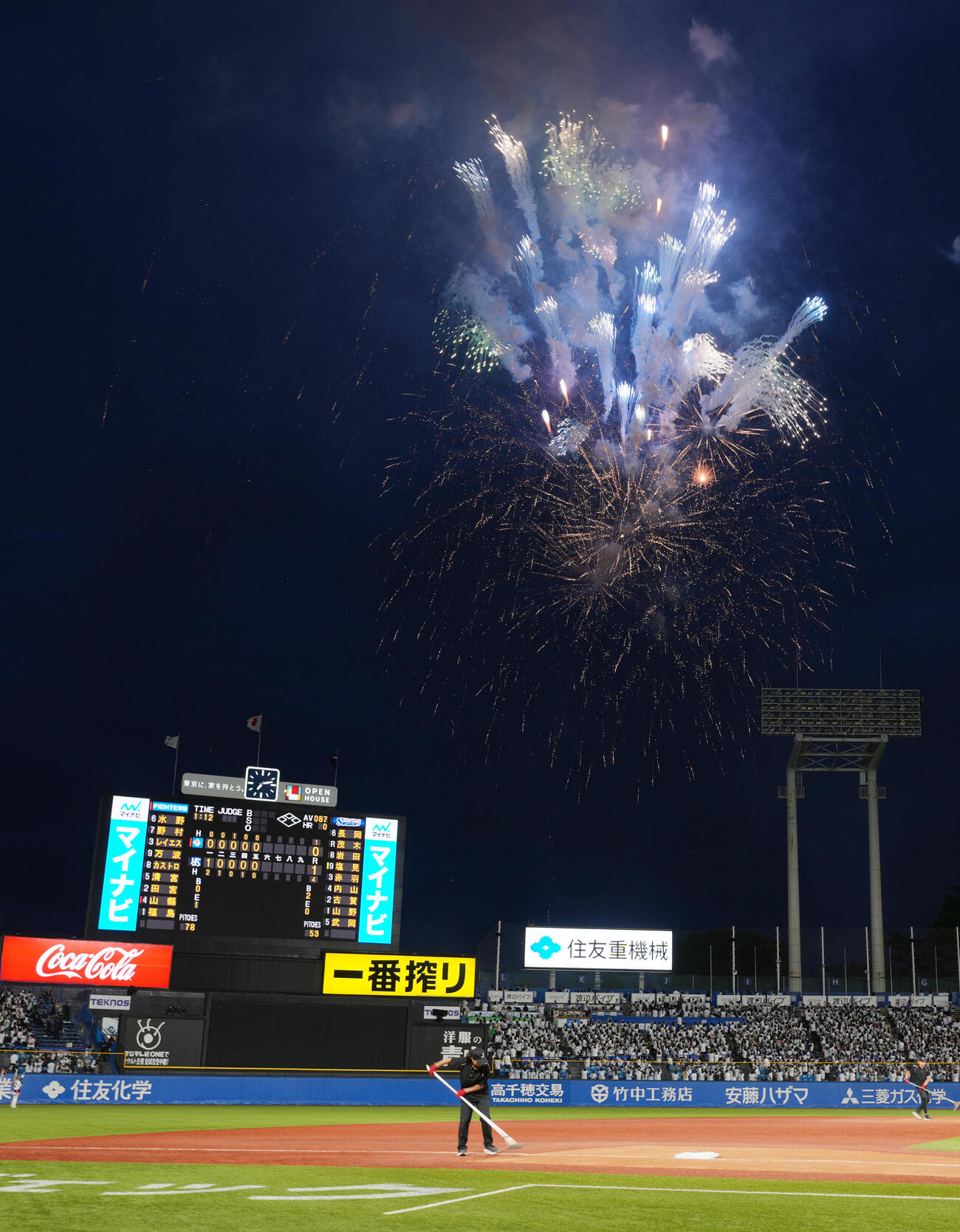 ヤクルト対日本ハム　5回終了後には花火が打ち上げられた（撮影・小沢裕）　