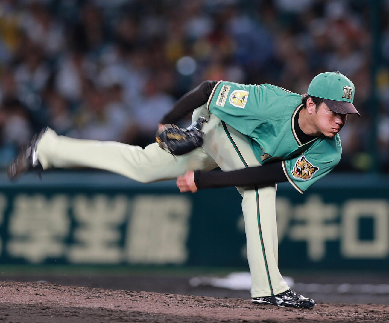 阪神対楽天　5回表、力投する高橋遥人（撮影・上山淳一）