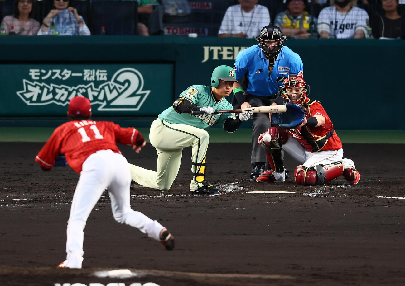 阪神対楽天　3回裏阪神無死一塁、高橋遥人は送りバントを決める。投手岸孝之（撮影・加藤哉）
