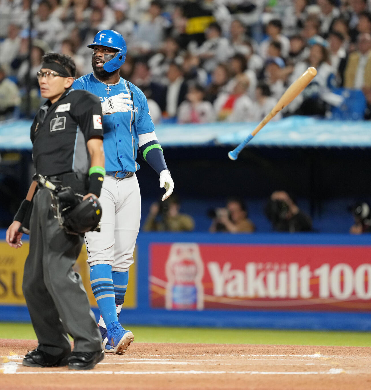 ヤクルト対日本ハム　7回表日本ハム1死、フランミル・レイエスは左越えに同点ソロ本塁打を放ちバットを放り投げる（撮影・小沢裕）