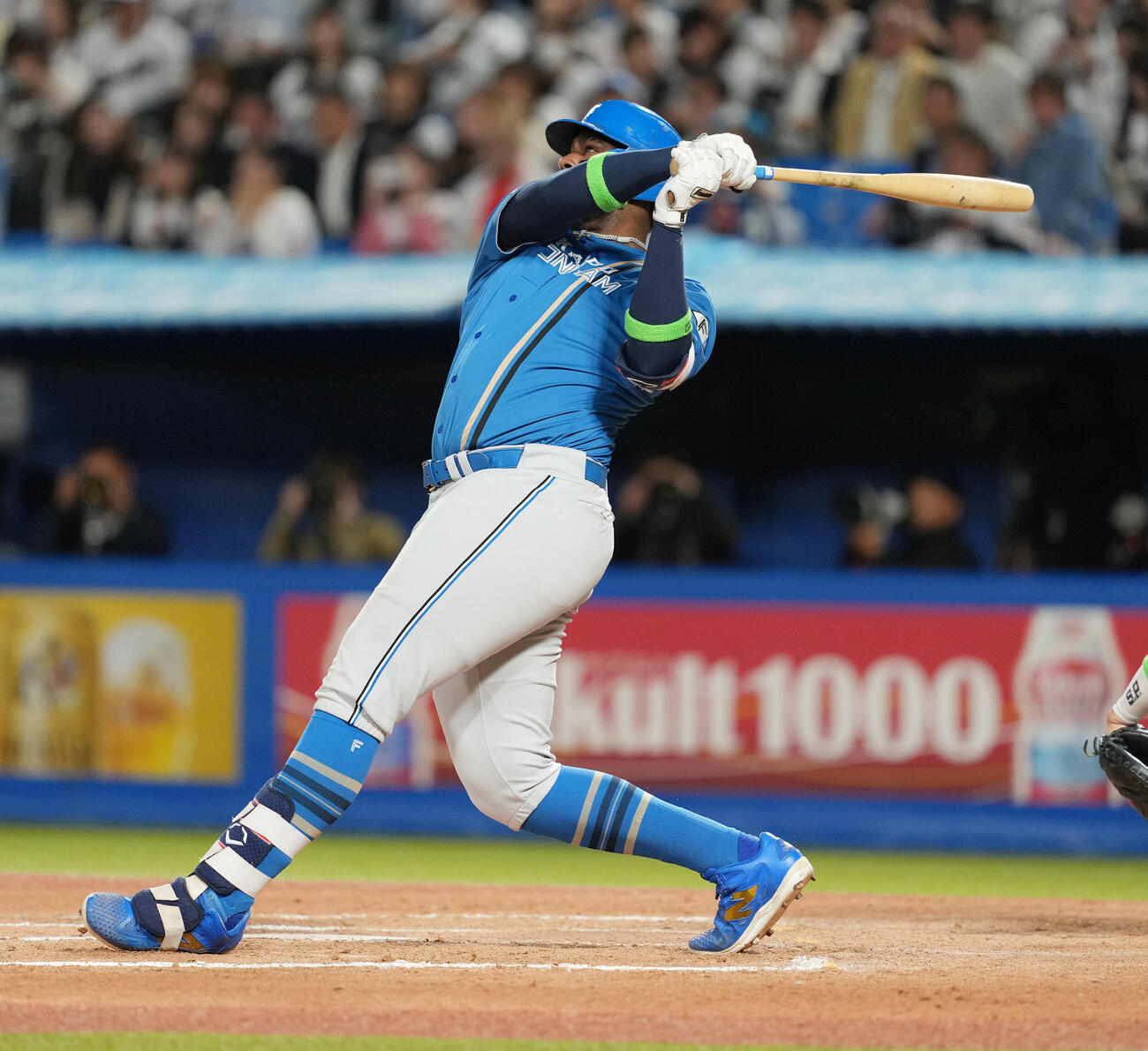 ヤクルト対日本ハム　7回表日本ハム1死、フランミル・レイエスは左越えに同点ソロ本塁打を放つ（撮影・小沢裕）