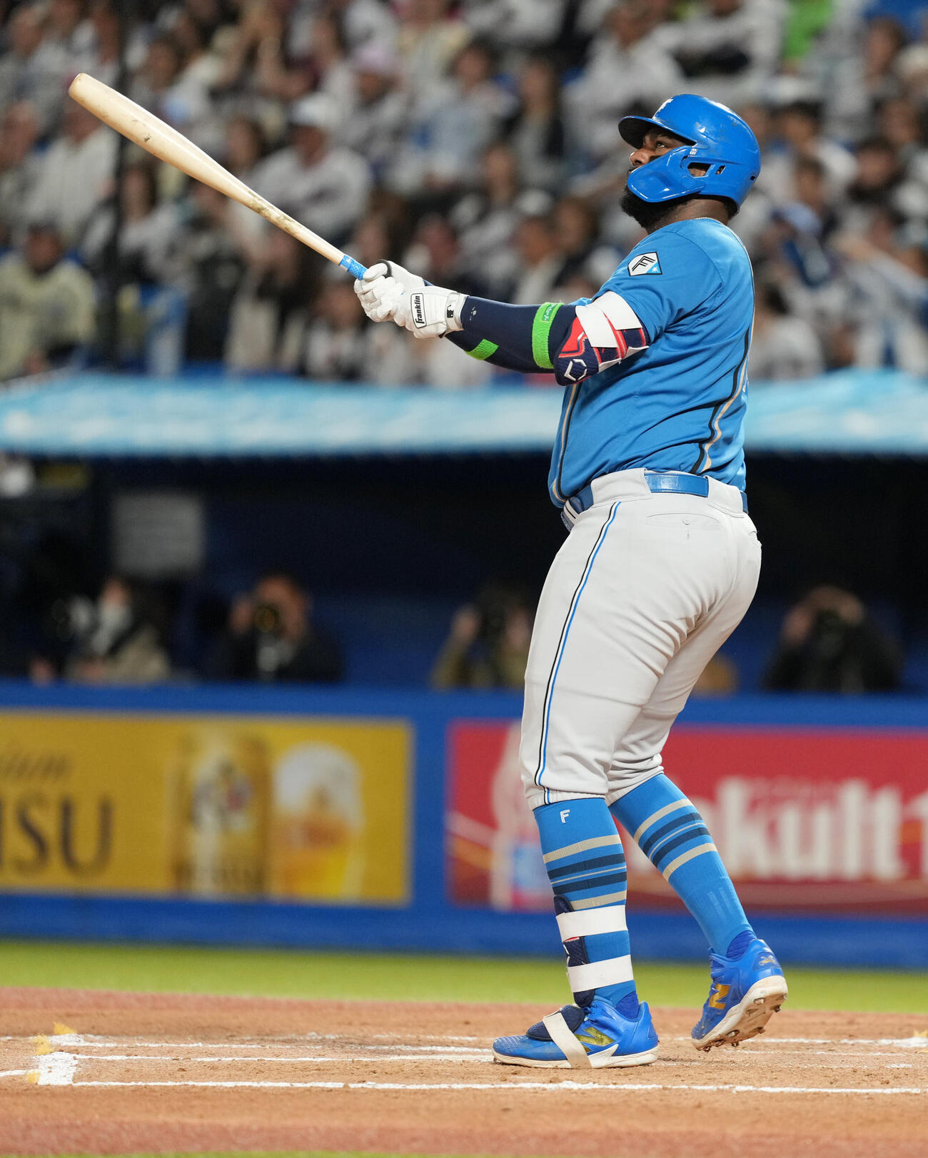 ヤクルト対日本ハム　7回表日本ハム1死、フランミル・レイエスは左越えに同点ソロ本塁打を放つ（撮影・小沢裕）