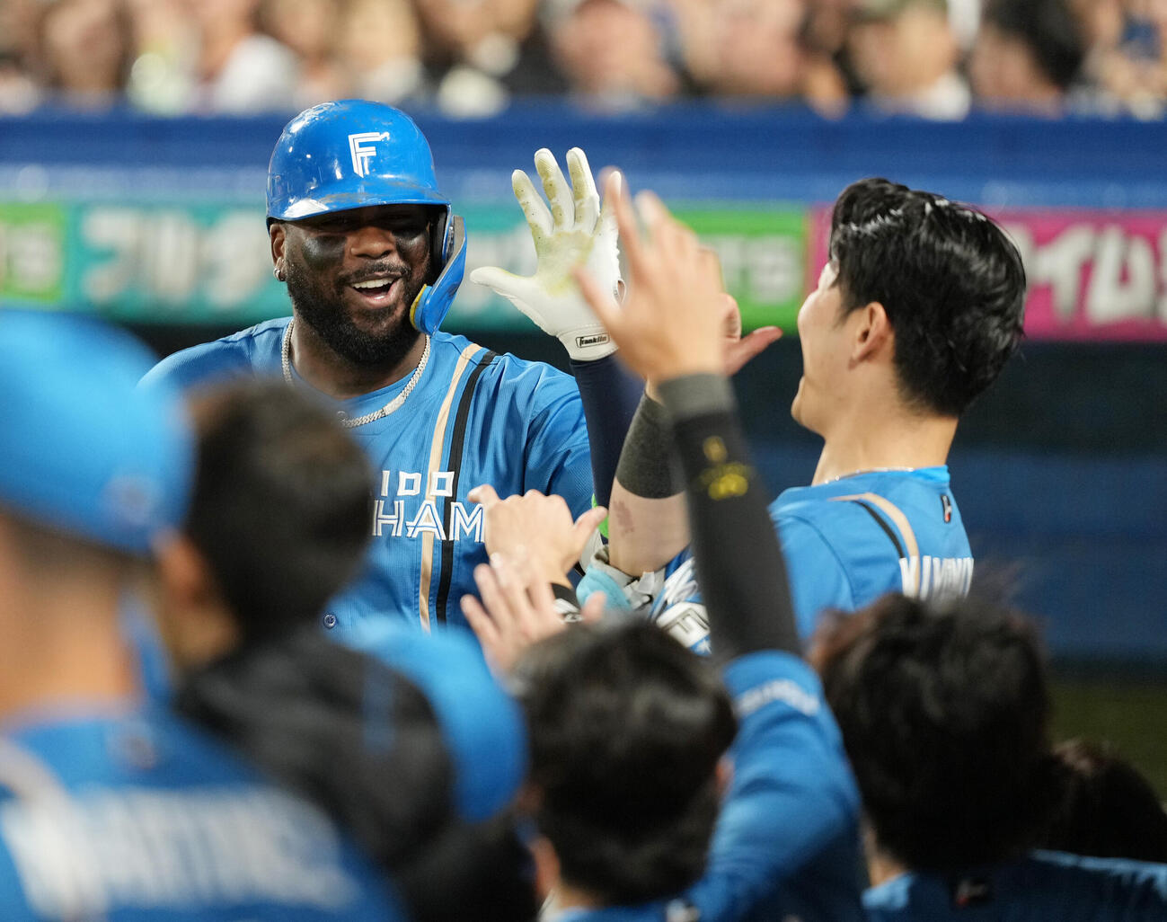 ヤクルト対日本ハム　7回表日本ハム1死、フランミル・レイエス（左）は左越えに同点ソロ本塁打を放ちベンチのナインの祝福を受ける（撮影・小沢裕）
