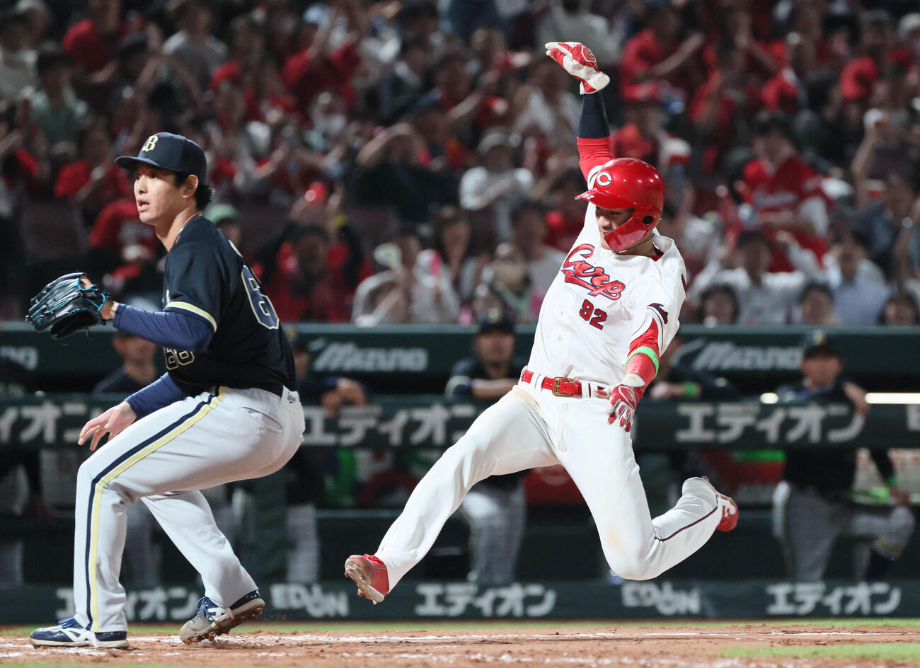 広島対オリックス　7回裏広島2死三塁、打者小園海斗の時、入山海斗のワイルドピッチで名原典彦が生還（撮影・加藤孝規）