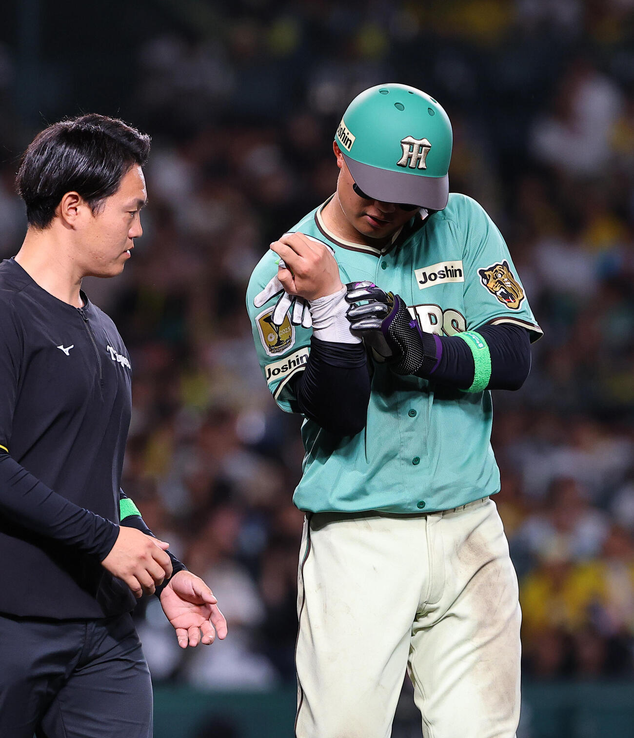 阪神対楽天　5回裏阪神2死一塁、森下翔太は死球を受ける（撮影・上田博志）