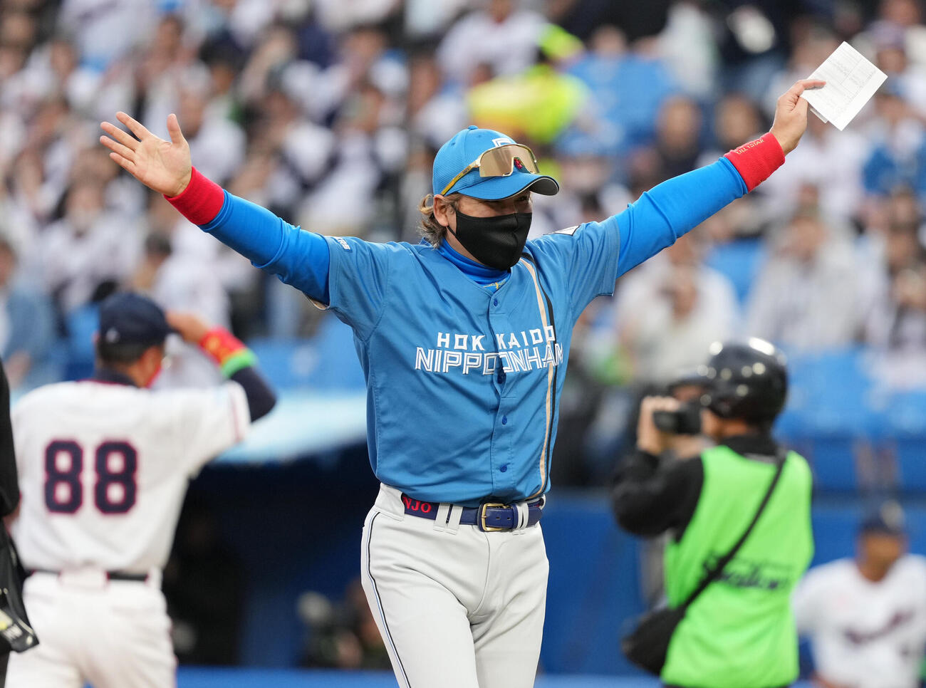 試合前のメンバー表交換を終えベンチへ引き揚げる日本ハム新庄剛志監督（撮影・小沢裕）