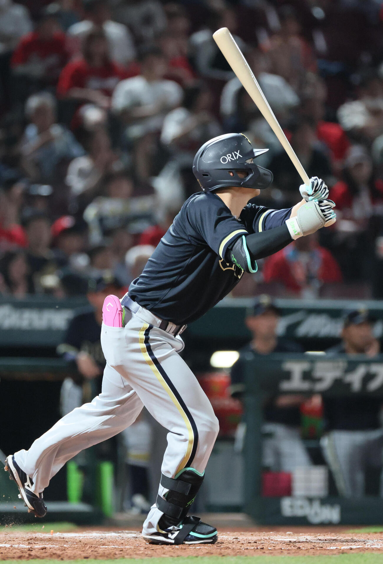 広島対オリックス　9回表オリックス1死二、三塁、西川龍馬は同点左犠飛を放つ（撮影・加藤孝規）