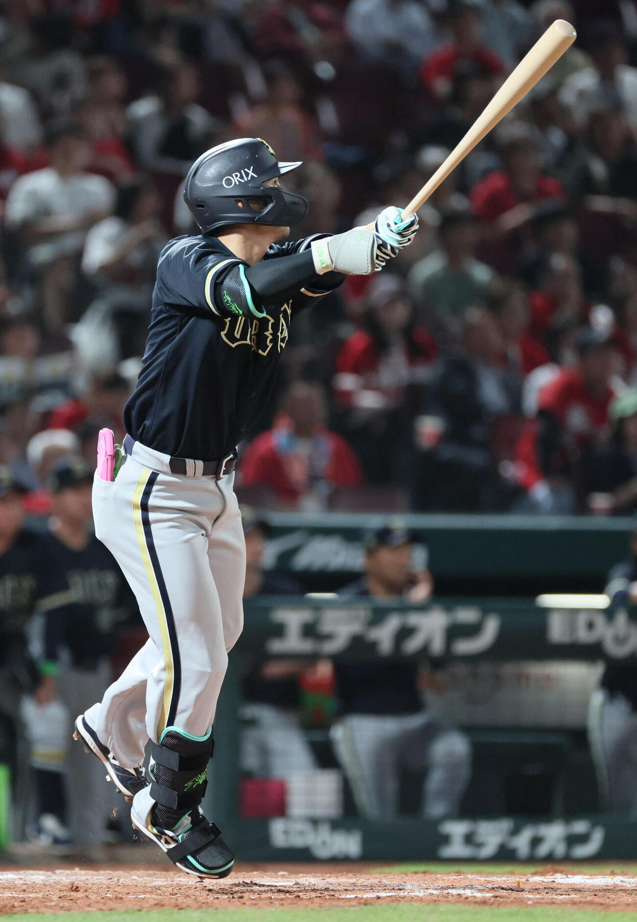 広島対オリックス　9回表オリックス1死二、三塁、西川龍馬は同点左犠飛を放つ（撮影・加藤孝規）