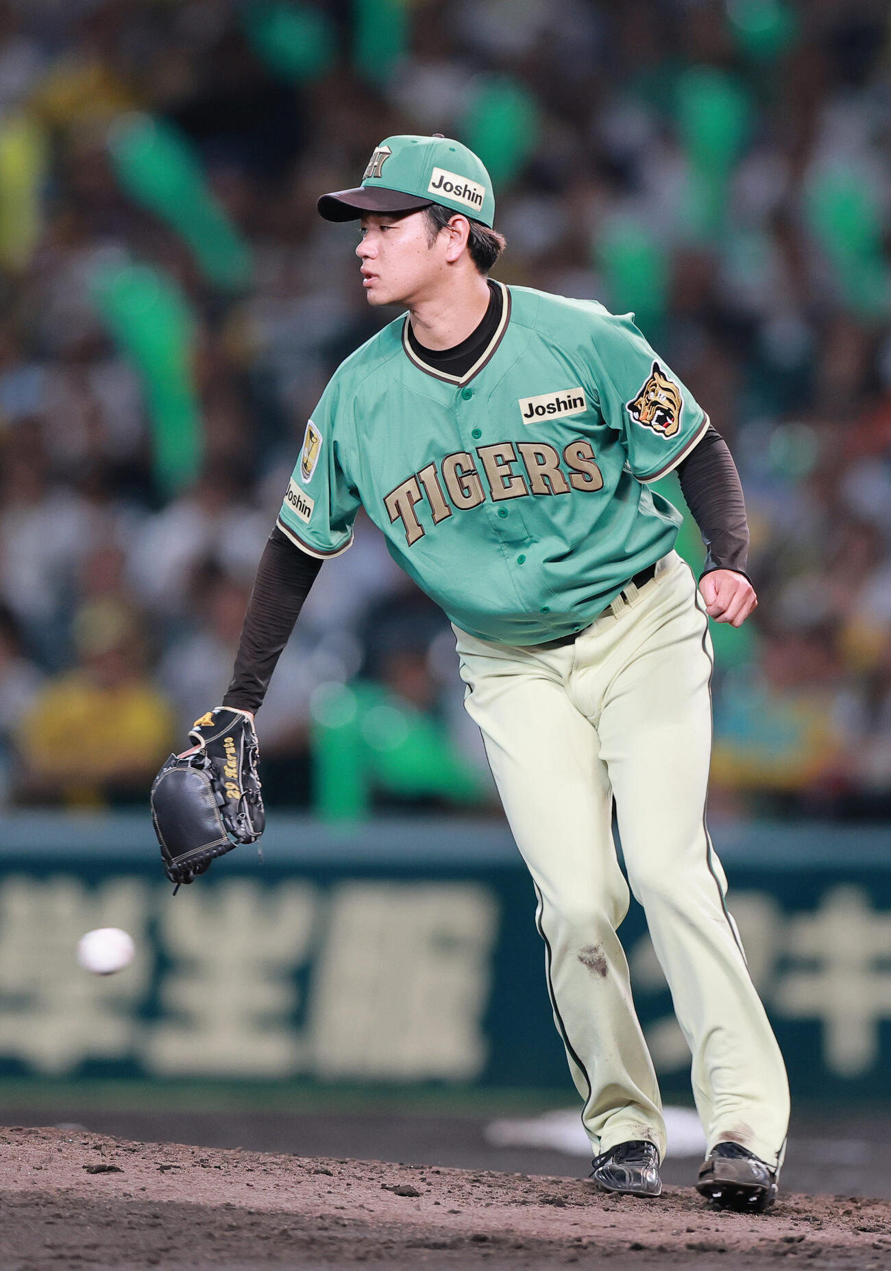 阪神対楽天　7回表楽天無死満塁、高橋遥人は黒川史陽に中前適時打を浴びる（撮影・上山淳一）