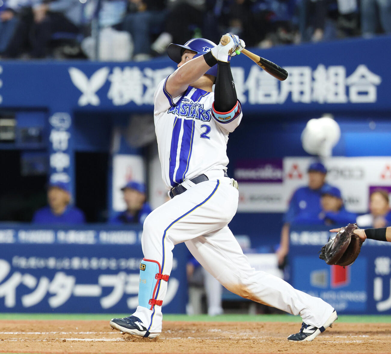 DeNA対ソフトバンク　3回裏DeNA無死一、二塁、3点本塁打を放つ牧秀悟（撮影・宮地輝）