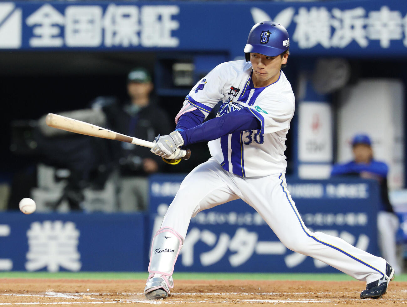 DeNA対ソフトバンク　3回裏DeNA無死、二塁内野安打を放つ篠木健太郎（撮影・宮地輝）