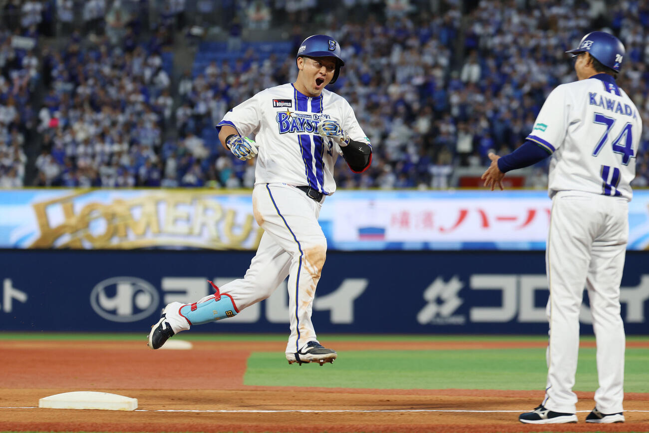 DeNA対ソフトバンク　3回裏DeNA無死一、二塁、3点本塁打を放ち喜びながらダイヤモンドを一周する牧秀悟（撮影・宮地輝）